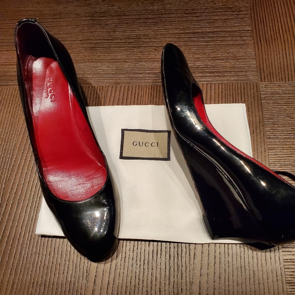 Gucci | Gold Monogram | Black Patent Wedge - Picture 2 of 9